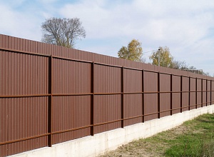 Забор на бетонном фундаменте